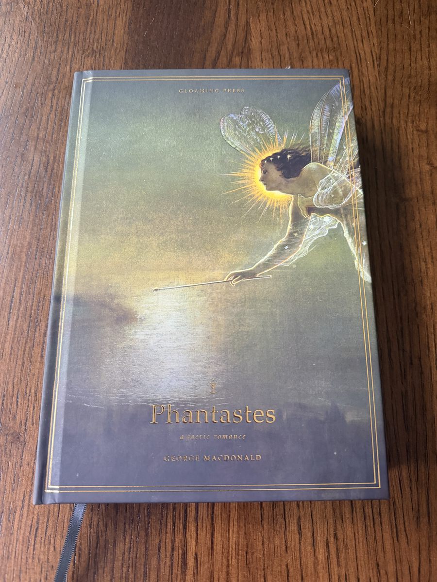 Front cover of the edition lying on a wooden table